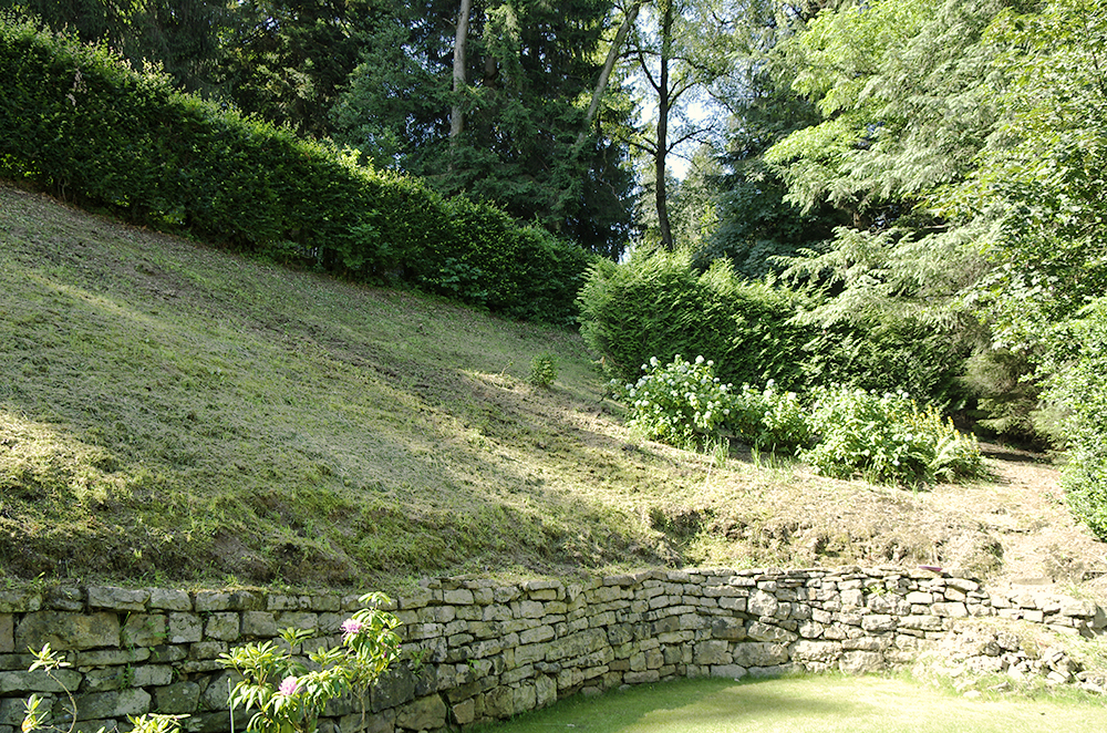 Terrasse côté sud, mur en pierres sèches